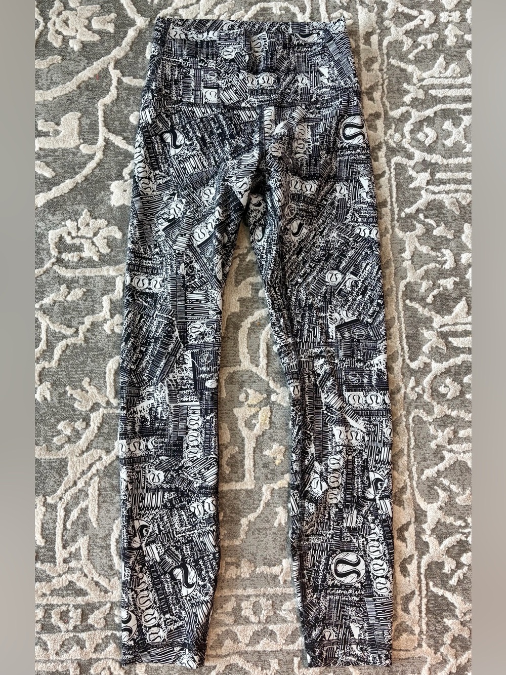 Black and White Lululemon Leggings- sz 4